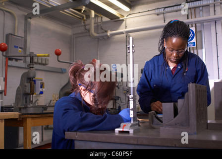 Arbeitnehmer mit Werkzeugen in Fabrik Stockfoto