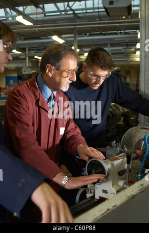 Arbeitnehmer, die Verwendung von Maschinen im Werk Stockfoto