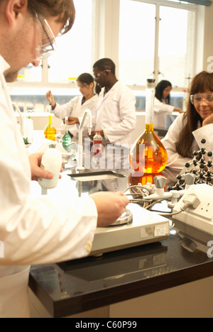 Wissenschaftler mit Skala im Labor Stockfoto