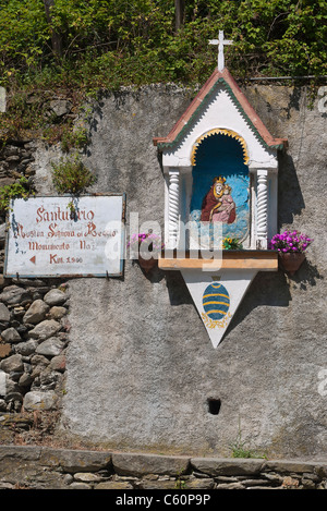 Religiöse Nische mit Madonna und Kind und Zeichen für die Santurario Nustra Signora di Reggio in Vernazza, Cinque Terre, Italien. Stockfoto