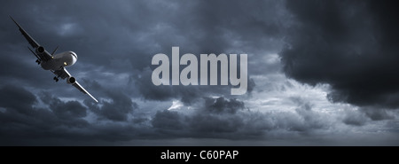 Jet in einer dunklen, stürmischen Himmel. Panorama-Bild. Stockfoto