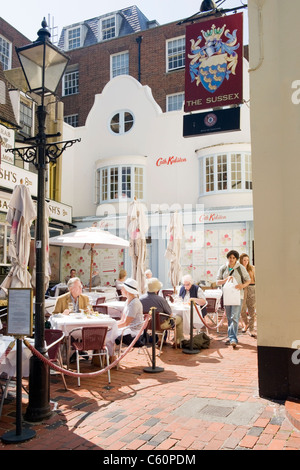 Brighton East Sussex ruhig Quadrat East Street Englisch Fisch restaurant Cath Kidson shop oder Shop & Sussex Pub Stockfoto