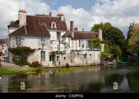 Haus am Fluss Armancon in Tonnerre einer Kommune in Yonne, Burgund, Frankreich. Stockfoto