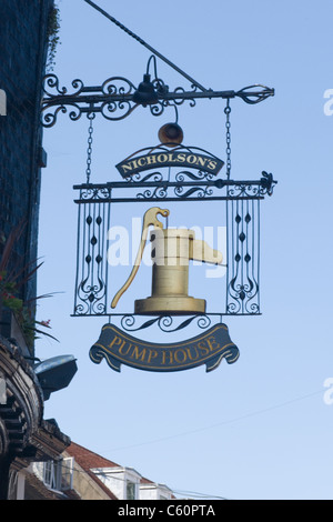East Sussex der Pumpe's House Nicholson pub Hängeschild eines der ältesten Gebäude in Brighton zurück zum Mittelalter Stockfoto