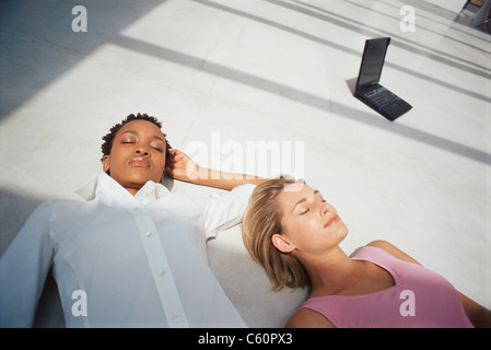 Geschäftsfrauen auf Boden schlafen Stockfoto