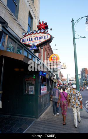 Touristen zu Fuß hinunter Beale street Memphis Tennessee Vereinigte Staaten Amerika usa Stockfoto