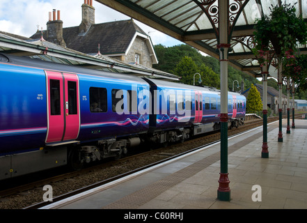 Zug am Bahnhof Grange-über-Sande, South Lakeland, Cumbria, England UK Stockfoto