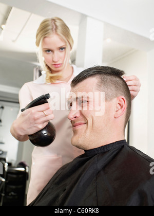 Friseur spritzing Mann Haare Stockfoto