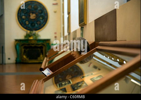 Der Autor und Kritiker Dame Margaret Drabble besucht das Museum die Opificio della Pietre Dure in Florenz, Italien. Stockfoto