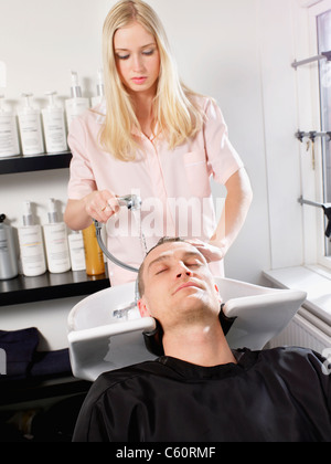 Friseur waschen Mann Haare Stockfoto