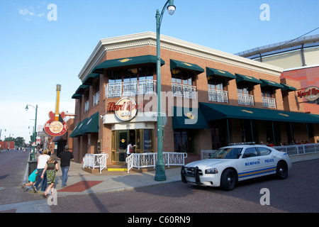 Hard Rock Cafe und Memphis Polizei Streifenwagen, die eine hohe Sichtbarkeit Polizeipräsenz Beale Street schutz Tennessee Vereinigte Staaten Amerika USA Stockfoto