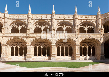 Hof und Kreuzgang des Hieronymus-Kloster in Lissabon Stockfoto