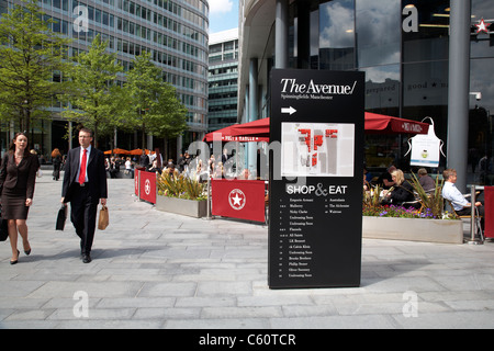 Melden Sie sich an Hardman Quadrat zeigt Ihnen, wo Sie einkaufen und Essen in der Avenue Spinningfields Manchester UK Stockfoto