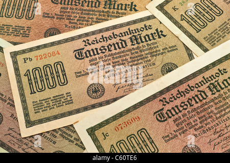 Detail-Foto von einigen alten deutschen Rechnungen des 15. September 1922 über den Betrag von 1000 Reichsmark Stockfoto