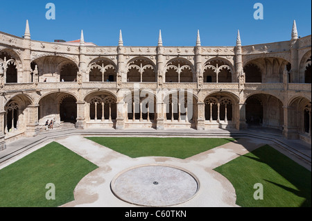 Hof und Kreuzgang des Hieronymus-Kloster in Lissabon Stockfoto