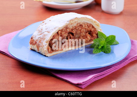 Stück Apfelstrudel mit Staubzucker gepudert Stockfoto