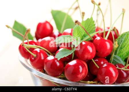 Schüssel von frisch gepflückten roten Kirschen - detail Stockfoto