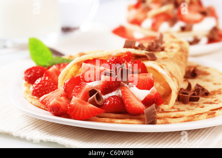 Crepes mit Käse und Erdbeeren mit Schokolade locken bestreut Stockfoto