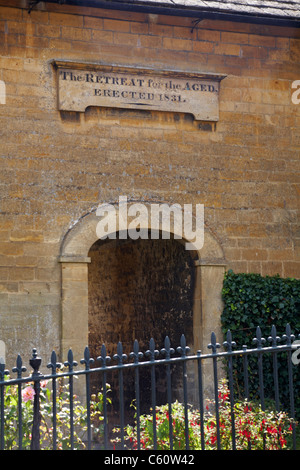 Das Retreat für die Altersgruppe errichtete im Juli 1831 Steintafeln auf freistehenden Almhouses-Cottages in Bourton on the Hill in den Cotswolds, Gloucestershire, Großbritannien Stockfoto