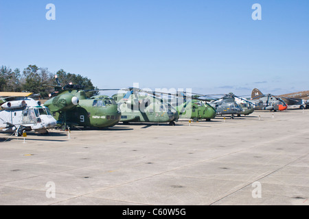 Militärhubschrauber am National Naval Air Museum in Pensacola, Florida - Heimat der Blue Angels. Stockfoto