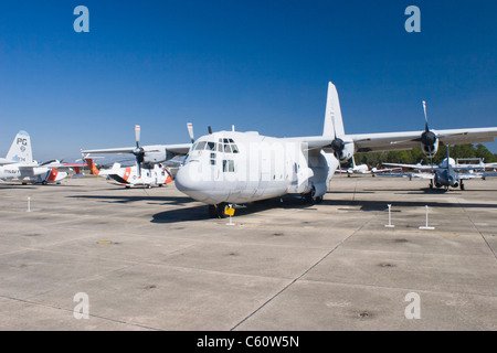 1954 c-130 Hercules Transport Frachtflugzeug auf der Naval Air Museum in Pensacola, Florida - Heimat der Blue Angels. Stockfoto