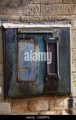 Alte Frankiermaschine an der Wand des Postamts in Moreton bei Marsh in den Cotswolds, Großbritannien, im Juli Stockfoto