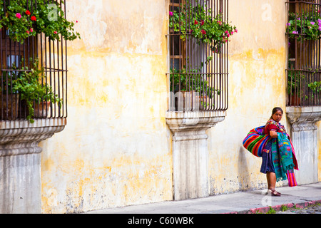 Indigene Frau, Calle del Arco, Antigua, Guatemala Stockfoto