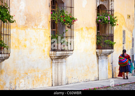 Indigene Frau, Calle del Arco, Antigua, Guatemala Stockfoto