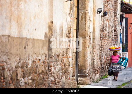 Obstverkäufer, Calle del Arco, Antigua, Guatemala Stockfoto