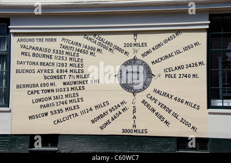 Massachusetts, Nantucket Island. Nantucket gerichtete Marker auf der Seite der Gebäude der Innenstadt von. Stockfoto