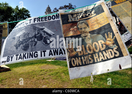 Banner in einer heterogenen Gruppe von Demonstranten in Parliament Square in London "Demokratie Dorf" Stockfoto