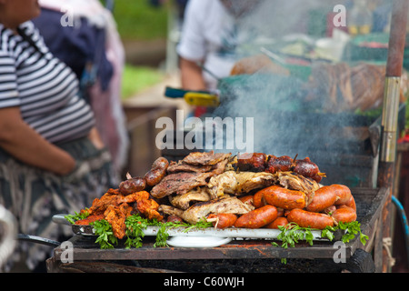 Streetfood Anbieter Grillen von Fleisch, Antigua, Guatemala Stockfoto