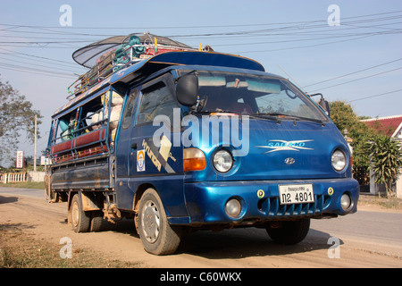 Personennahverkehr-Taxi-Bus in der Nähe von Phonsovan Laos Laos Stockfoto