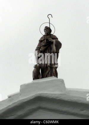 Eine religiöse Figur auf einer Kirche Stockfoto