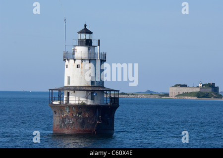 Massachusetts, New Bedford. Butler Wohnungen Licht, typische "Zündkerze" Stil Leuchtturm, mit Fort Rodman. Stockfoto