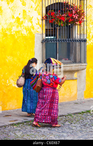 Indigene Frauen, Antigua, Guatemala Stockfoto