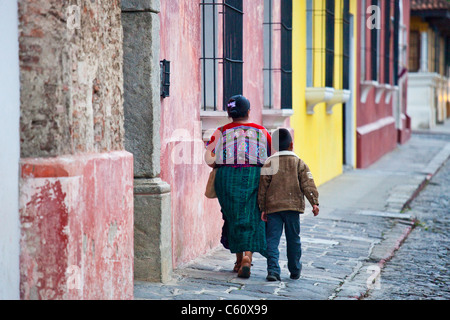 Indigene Mutter und Sohn, Antigua, Guatemala Stockfoto