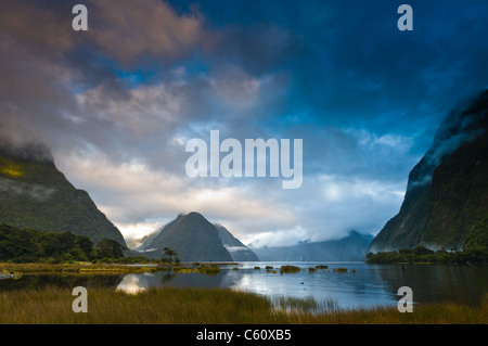 Bewölkt Morgen am Milford Sound mit Sonnenaufgang im Hintergrund Stockfoto