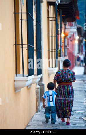 Indigene Mutter und Sohn, Antigua, Guatemala Stockfoto