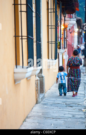 Indigene Mutter und Sohn, Antigua, Guatemala Stockfoto