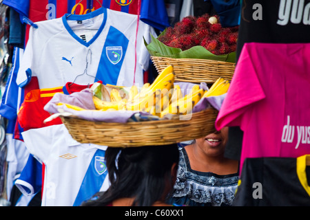 Frauen verkaufen Obst, Mercado de Artesanias, Handwerker-Markt, Antigua, Guatemala Stockfoto