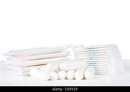 Gesundheitsvorsorge und Medizin - Tampons und Pads auf weißem Hintergrund. Stockfoto