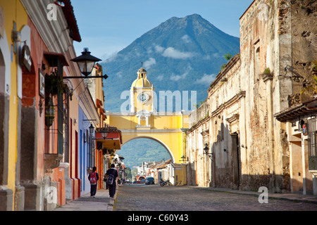 Volcan Agua Santa Catalina Arch, Calle del Arco, Antigua, Guatemala Stockfoto