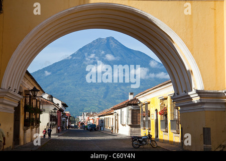 Volcan Agua Santa Catalina Arch, Calle del Arco, Antigua, Guatemala Stockfoto