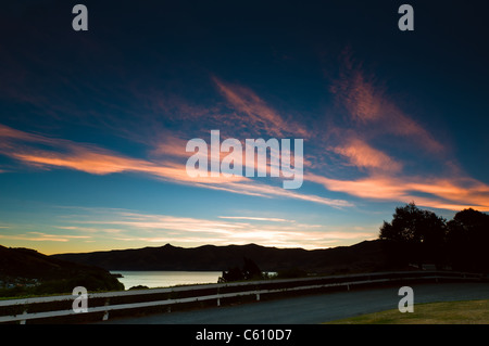 Brennenden Abendhimmel gegen Ende der Sonnenuntergang in schönen Farben Stockfoto
