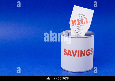 Spardose und Rechnungen, Konzept der Finanzproblem, Konkurs Stockfoto