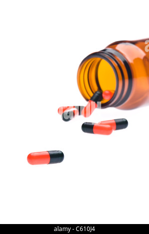 Eine Flasche weißen Pillen, übergegriffen. Stockfoto