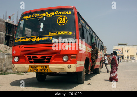 Frau Passagier Bretter Tamil Nadu State Express Bus ab Busbahnhof in Krishnagiri, Tamil Nadu, Indien Stockfoto