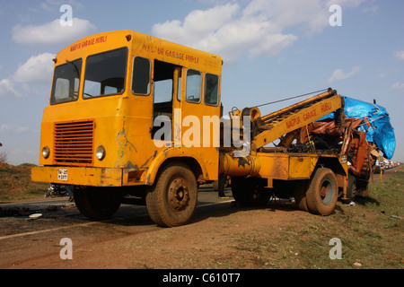 Starke Erholung Kranwagen in entfernt Wrack nach dem tödlichen Verkehrsunfall am National Highway 4 in Karnataka, Indien Stockfoto