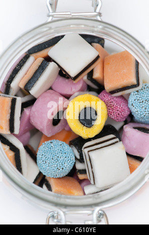 Liquorice Allsorts in einem Glas Stockfoto